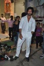 Shahid Kapoor snapped on location of R Rajkumar in Andheri, Mumbai on 16th Oct 2013